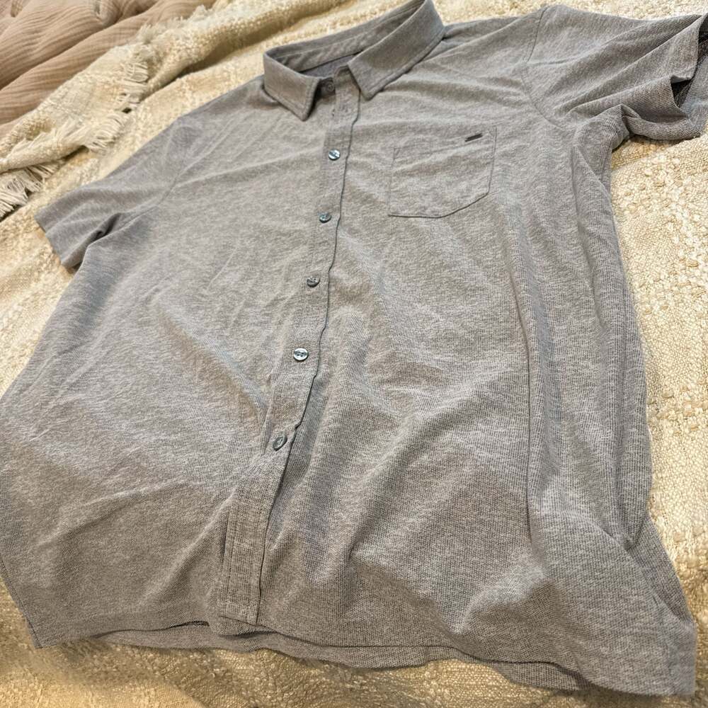 Vuori Ace Short Sleeve Button Down Shirt in Heather Gray XL
